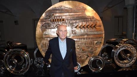 Addio a Arnaldo Pomodoro, le sue sfere esposte in tutto il mondo. A Genova c’è una sua scultura al San Martino