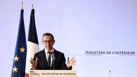 Naturalisation : Bruno Retailleau présente une nouvelle circulaire resserrant les critères