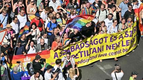 Budapest, al via il Pride: l’ultradestra blocca il ponte Szabadsag. Schlein: «In piazza per difendere libertà e democrazia» - La delegazione italiana