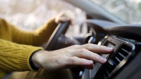 Así puedes recargar el aire acondicionado del coche