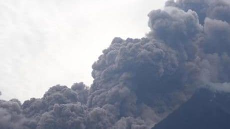 Guatemala’daki Fuego Yanardağı patladı