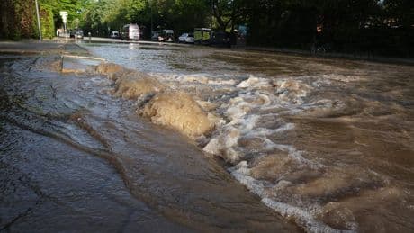 Trinkwasser-Rohr unter Hauptstraße platzt - Wasser-Chaos am 1. Mai! Wie groß ist der Schaden?