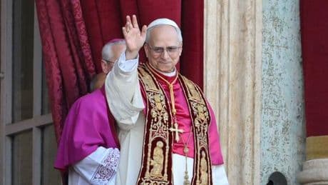 Papa Leone XIV, le vesti che tornano alla tradizione: mozzetta, stola, croce d'oro e scarpe nere (come Bergoglio)
