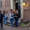 Veel tranen en knuffels: bewoners zoeken massaal steun bij elkaar na tragische dood Lisa (17)