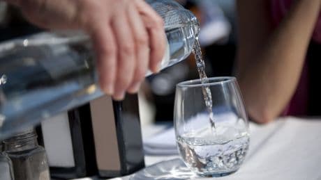 Achten Sie beim nächsten Besuch darauf: Warum Mineralwasser nur auf eine Art serviert werden darf