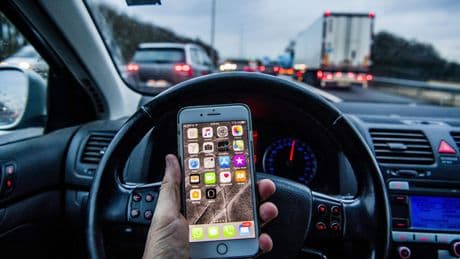 We zijn veel vaker afgeleid in het verkeer dan we denken, en dat is levensgevaarlijk: ’Zag iemand laptop openklappen achter stuur’
