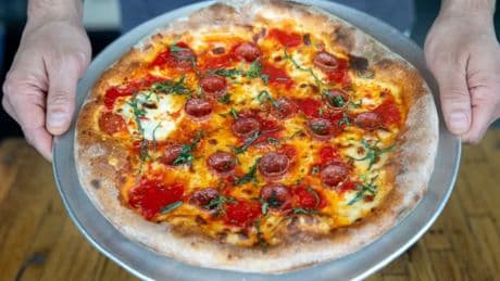 La sorprendente manera con la que deberías cortar la pizza y el instrumento que nunca tienes que usar, según un chef italiano