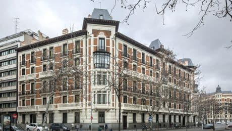 Comprar edificios y conventos cerrados para transformarlos en viviendas de lujo: así se convierte España en el paraíso del 'ladrillo' de las grandes fortunas