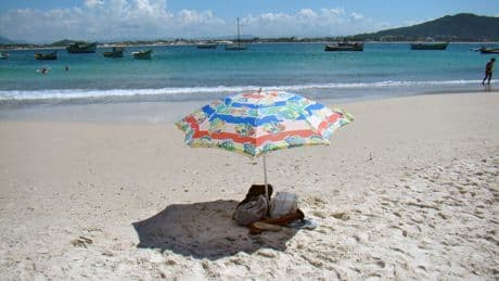 Hay señores levantándose a las 5:36 de la mañana para plantar su sombrilla en la playa de Torrevieja. La ley tiene cosas que decir