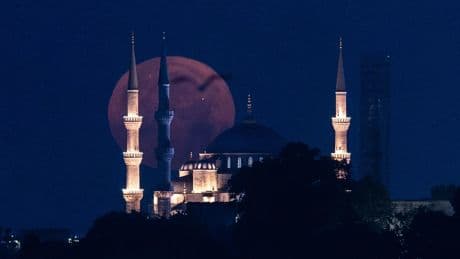Las mejores fotos de la Luna de Fresa, un evento astronómico que no se repetirá hasta 2043