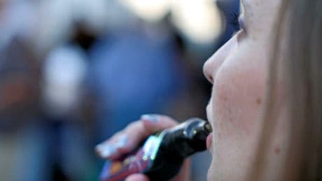 Le vapotage chez les jeunes, une porte ouverte vers le tabac, le cannabis et l’alcool