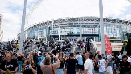 Man (45) die dodelijke val maakte tijdens Oasis-concert in Wembley ’gleed uit in gemorst bier’: ’Hij was niet dronken’