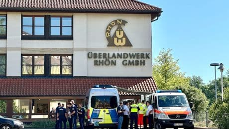 Mellrichstadt in Unterfranken: Beim Überlandwerk Rhön: Mann sticht auf drei Kollegen ein – Frau stirbt