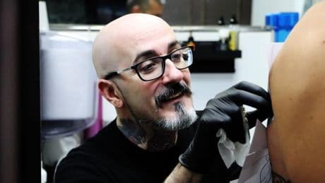 El tatuador que soñaba con dibujar cómics y convirtió su estudio en un refugio creativo