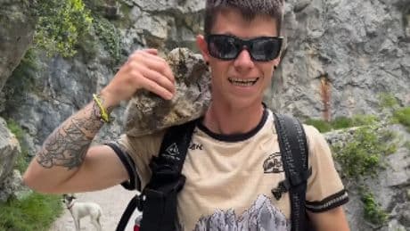 Un joven recupera la polémica piedra que lanzó otro por un barranco: &quot;Su sitio es donde estaba&quot;