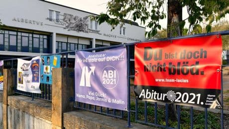Meinung : Die Abitur-Plakate der Eltern vor den Schulen sind einfach nur peinlich