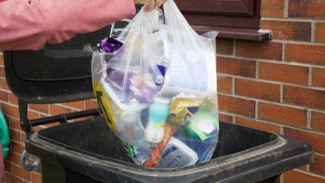 La Policía registra la basura para identificar a los vecinos incívicos en un municipio de Tarragona