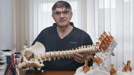 El Dr. Mostaza, el cirujano de los toreros que triunfa en Europa con su sistema de IA: "El deporte de élite y fumar son veneno para la columna"
