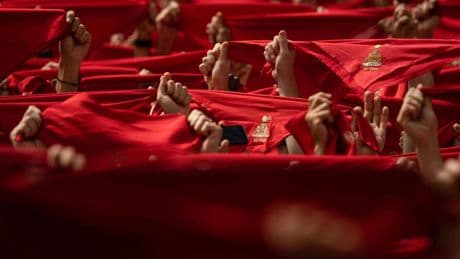 Las imágenes del día: de la euforia de San Fermín en Pamplona a la tragedia en Texas