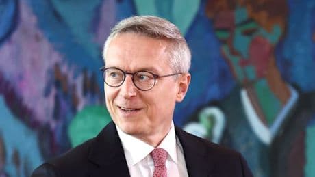 Vorschriften streichen, Jobs weg – Wildberger verlangt „spürbaren“ Bürokratieabbau in 960 Behörden