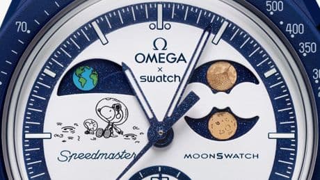 Une nouvelle MoonSwatch aux lunes d’or dévoilée à Saint-Tropez le 9 août