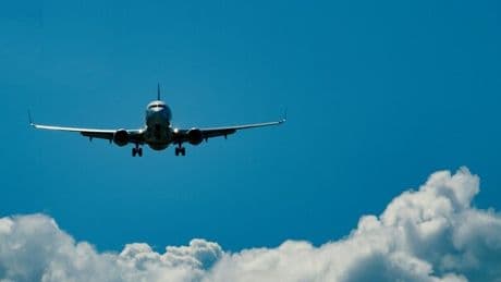 Prova ad aprire il portello dell'aereo a metà volo, pilota costretto ad atterrare: quattro ore di ritardo per il volo Tokyo-Houston