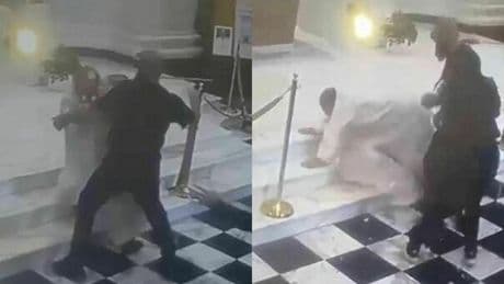 Don Eduardo Santo, botte al prete in chiesa per la messa in ritardo: aggredito mentre dà la comunione