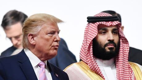 Donald Trump busca estrechar relaciones y miles de millones en su gira por el Golfo Pérsico