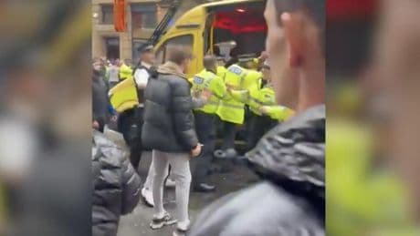 Auto fährt in Menschenmenge: Video zeigt Festnahme des mutmaßlichen Liverpool-Täters
