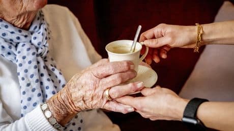 Bejaarde moeder kan koffie in verzorgingstehuis niet meer betalen, terwijl zoon rekening plundert: ’Ouderenuitbuiting’