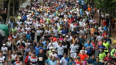Una marea de más de 4.000 corredores toma Vitoria por el Maratón Martín Fiz