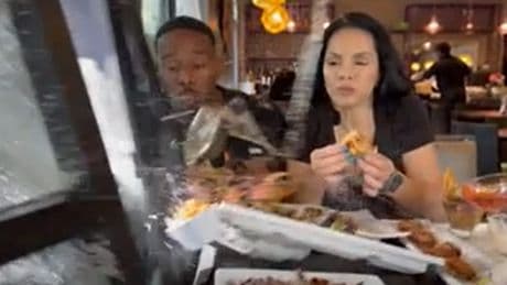 Travolti da un Suv mentre recensivano un ristorante in Texas: : il dramma in diretta