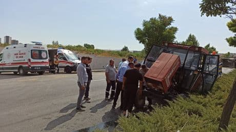 Ankara'da kamyonetle traktörün çarpıştığı kazada 3 kişi yaralandı