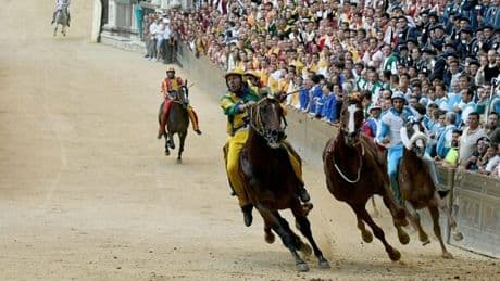 Palio di Siena oggi 16 agosto: orario, dove vederlo in tv, programma e le contrade in gara con i loro fantini