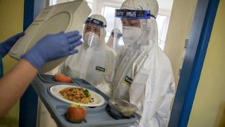 Galletas en España, salchichas en Bulgaria y pan con moho en Hungría: así se come en los hospitales