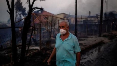 Les incendies continuent de faire rage en Grèce, qui attend l’aide de ses voisins