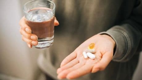 Ünlü kardiyologdan hayati uyarı: Kolesterol ilacıyla bu antibiyotiği asla kullanmayın! Böbreklerinizi kaybedebilirsiniz