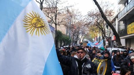 Argentine : forte mobilisation en soutien à Cristina Kirchner, condamnée et assignée à résidence
