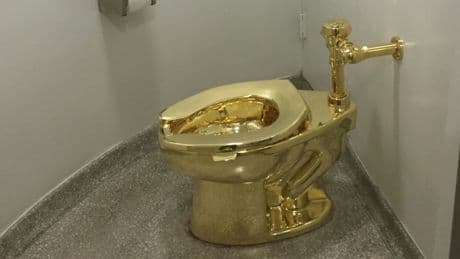 Zwei Briten wegen Diebstahls von goldener Toilette zu Haftstrafen verurteilt