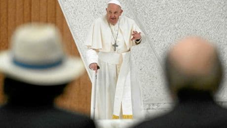 Autoritaire, orgueilleux, dénigrant… Les langues se délient sur le pape François
