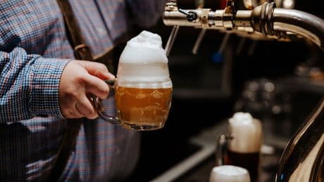 Wirt hält Maßnahme für richtig - Dieses Gasthaus erhöht abends die Bier-Preise