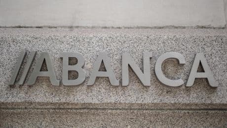 Los bancos medianos rechazan entrar en fusiones y se centran en crecer mientras los grandes se dedican a las integraciones