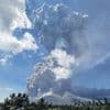 Vulkaan in Indonesië spuwt aswolk van 18 kilometer hoog, vluchten naar Bali geannuleerd