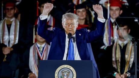 Trump busca enterrar con inversiones masivas el hacha de guerra de las empresas tras sus 100 días de gestión