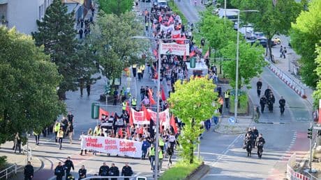 Vor dem 1. Mai: Demo für höhere Löhne zieht friedlich durch den Wedding