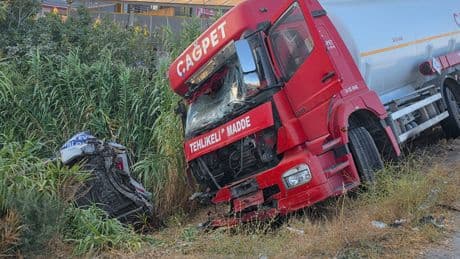Tankerle çarpışan minibüs dereye devrildi: 3 yaralı
