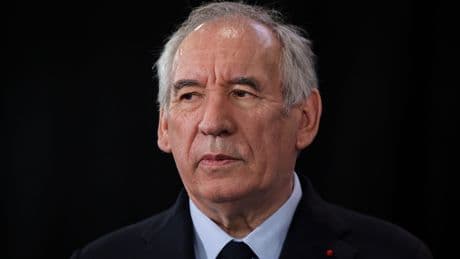 Bayrou se reúne este martes con Le Pen para intentar salvar el Gobierno de Francia