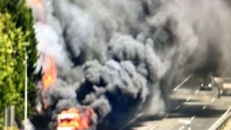 El incendio de una ambulancia obliga a cortar el corredor del Txorierri en Sondika
