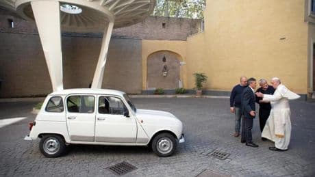 El papa Francisco cambió un Lamborghini personalizado por un Renault 4L de segunda mano