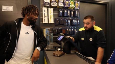 Saint-Maximin'den Fenerbahçeli taraftarlara büyük jest: Tüm hesabı kendisi ödedi
